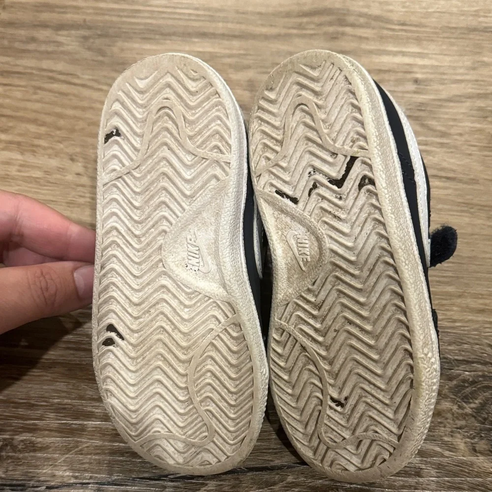 Nike Kids Black and White Velcro Sneakers Size 7.5 Toddler - Picture 5 of 6